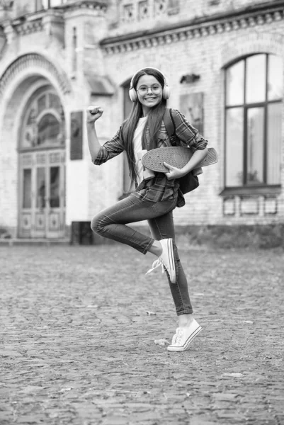 Machen Sie weiter. Energetische Kind halten Penny Board im Freien. Freizeitaktivität. Action-Sport und Erholung. Reisen mit dem Skateboard. Transport. Gesund bleiben durch Aktivität — Stockfoto