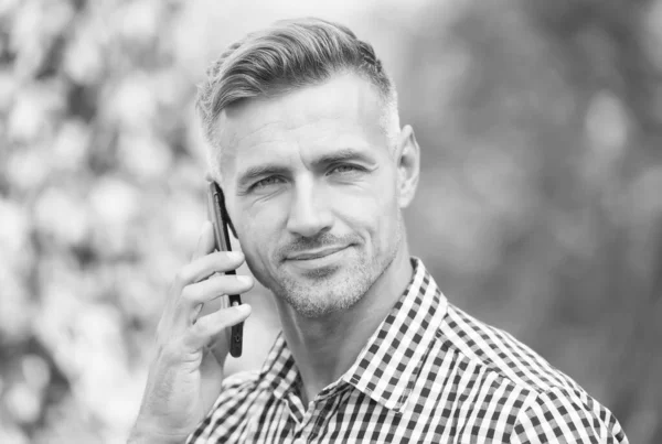 Pomoc przez telefon. komunikacja z nowoczesnymi urządzeniami. Wesoły człowiek rozmawia przez telefon komórkowy. Przystojny biznesmen przygotowuje siwe włosy. Dojrzały facet jest zawsze online. zwinna koncepcja biznesowa — Zdjęcie stockowe