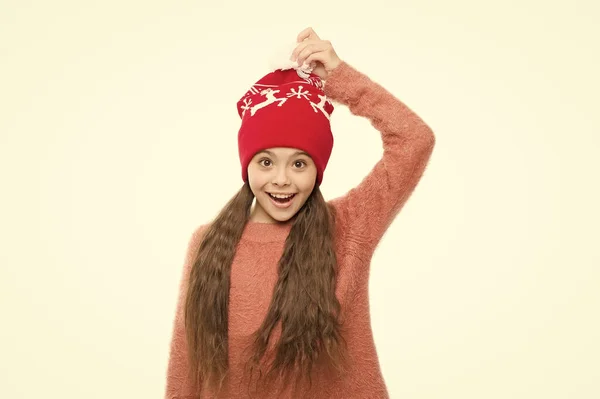 Χειμερινές διακοπές θαύμα. παιδικό πλεκτό καπέλο που απομονώνεται σε λευκό. κρύος χειμώνας. ζεστά ρούχα και αξεσουάρ μόδας για παιδιά. Χαρούμενη παιδική δραστηριότητα. κοριτσάκι με καπέλο χριστουγεννιάτικο μοτίβο — Φωτογραφία Αρχείου