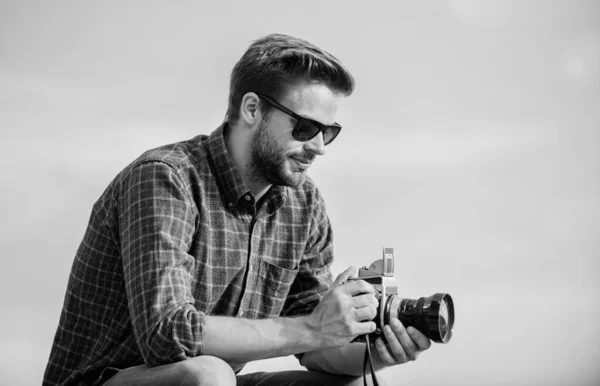 Para el momento. capturar aventura. Periodista. Hombre macho con cámara. fotógrafo en gafas. viajar con cámara. estilo de moda masculina. Pareces de moda. sexy hombre turístico reportero — Foto de Stock