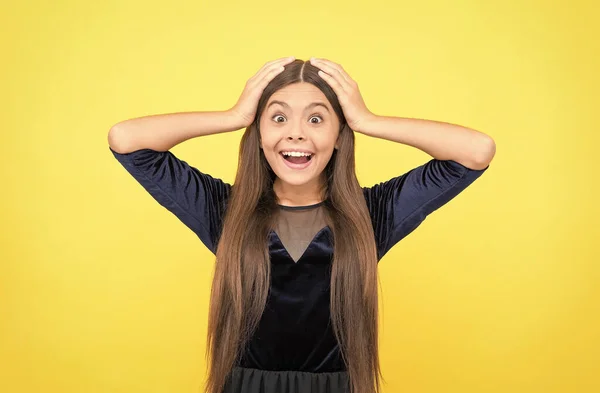 Ist das wirklich. schockiertes Teenager-Mädchen mit langen Haaren. positive menschliche Emotionen zum Ausdruck bringen. erstaunt niedliches Kind. Kindermode und Schönheit. Friseurkonzept. Teenager auf gelbem Hintergrund. Glückliche Kindheit — Stockfoto