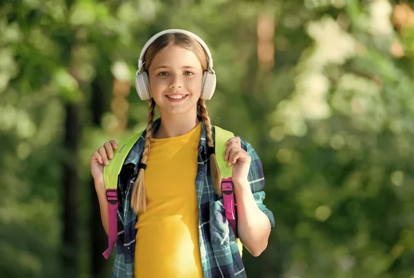 Muzyka gra. Szczęśliwa dziewczyna nosić słuchawki naturalny krajobraz. Posłuchaj technologii. Podróże wakacyjne. Nowoczesna technologia. Wakacje. Ciesz się życiem. — Zdjęcie stockowe