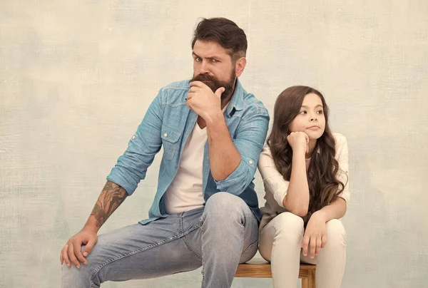 Sırf eğlence olsun diye kavga ettim. Mutsuz baba küçük kızıyla kavga ediyor. Birbirimizi görmezden geliyoruz. Çatışma ya da anlaşmazlık. Tartışma ve tartışma konsepti. Aile ilişkisi. Üretim boşluğu