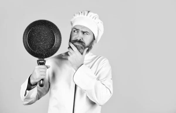 Lunch koken in de keuken. Mijn beroep. bakker met pan pan. catering. Chef-kok heeft keukengerei. Een blije kokkin met koekenpan. Kok in uniform koken soep. restaurantkeuken. kopieerruimte — Stockfoto