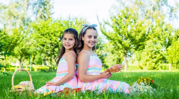 Piccole ragazze amiche con sfondo natura picnic, celebrare l'estate — Foto Stock