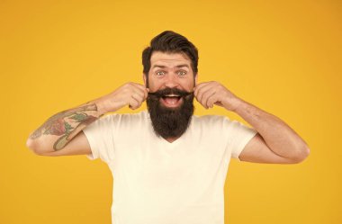 Yakışıklı bıyıklı adam berber dükkanı servisi, neşeli ruh hali konsepti.