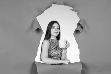 yenilenmek için içecek. Kakao ya da kupada süt. Genç kız sabah kahvesini içiyor..