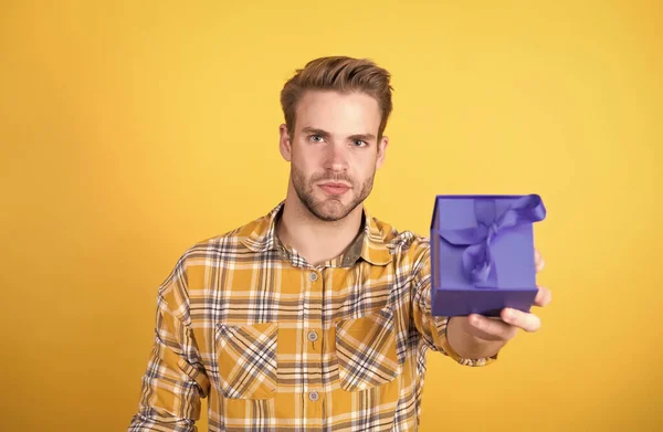 Mężczyzna w kratkę koszulka pokazująca zakup pudełka po zakupach w cyber poniedziałek, Walentynki, selektywne skupienie — Zdjęcie stockowe