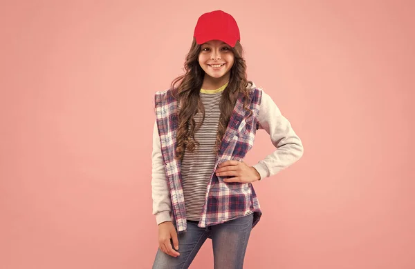 Счастливая девушка-подросток с хипстерским взглядом в кепке и куртке, мода — стоковое фото