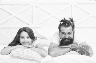 Neşeli çocuk babasıyla evde komik saçlar, çocuklar günü