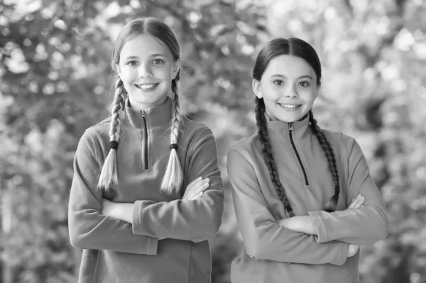 Bekväm och avslappnad. Glada barn bär avslappnad stil utomhus. Tillfälliga barn garderob. Modetrend. Trendig stil. Skönhetssalong. Vardagliga barnkläder. Att vara snygg på sommaren — Stockfoto