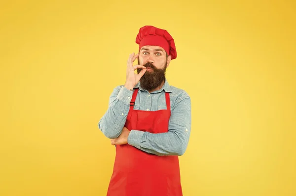 Heerlijk eten op tijd. tevreden bebaarde chef. brutale slager in schort. Beste menu aanbod. vol vertrouwen witte chef-kok uniform. Teken voor heerlijk. Mannelijke chef in rood uniform. hipster met vrolijk gezicht — Stockfoto