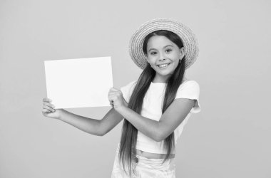 Küçük kız hasır şapka afiş reklamı fotokopi alanı, yaz ölmeden önce yapılacaklar listesi konsepti