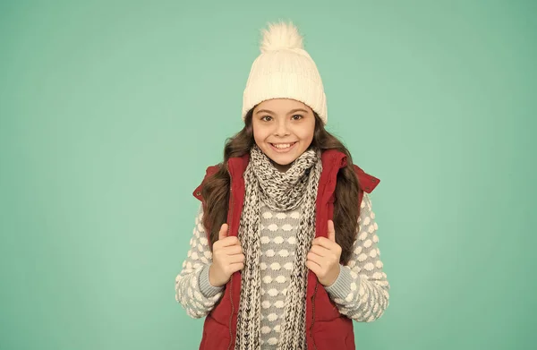 Criança alegre na roupa de inverno quente de cachecol de chapéu tricotado e suéter em férias de Ano Novo, moda — Fotografia de Stock