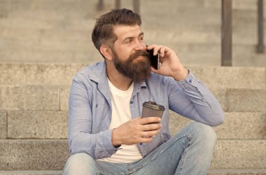 Merhaba canım. Modern şehir hayatı. Sakallı adam telefonu konuşması. Gezici konuşma. Kişisel iletişim. Arkadaşımı arıyorum. Hoş sohbetti. Gerçek bağlantı. Konuşurken kahve iç. Bunu duyduğuma sevindim.