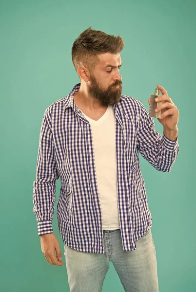Homme barbu charismatique en casual chemise à carreaux tenir bouteille de parfum masculin, parfumerie — Photo