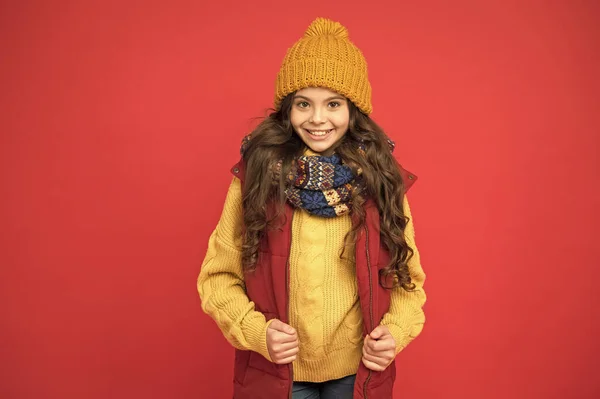 Ropa abrigada. vacaciones de Navidad y vacaciones. belleza linda mantener caliente. pronóstico del tiempo. chica alegre listo para la actividad de invierno. niño adolescente en chaleco hinchable y prendas de punto. moda infantil de temporada — Foto de Stock