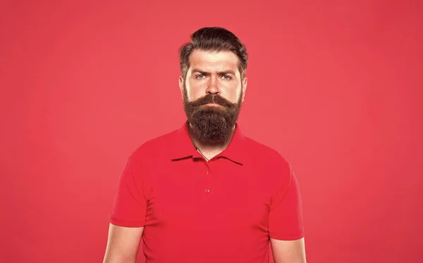 Retrato de moda do homem. beleza masculina e moda. Trabalho de caixa. sendo na moda e brutal. cuidados com a barba facial. estilo casual homem barbudo. profissional barbeiro vermelho fundo. olhar sério hipster maduro — Fotografia de Stock