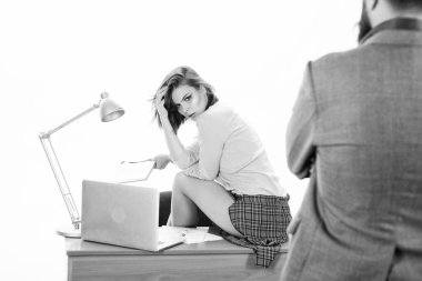 Önceki dersi tekrarlayalım. İşadamlarına iş dersi veren hoş bir öğretmen. Masada oturan seksi okul öğretmenine bakan bir adam. İnternette şehvetli bir kadın ders veriyor. İşletme dersi