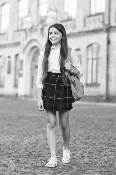 Petite fille uniforme de style formel et sac à dos dans la cour de l'école, concept écolière moderne — Photo