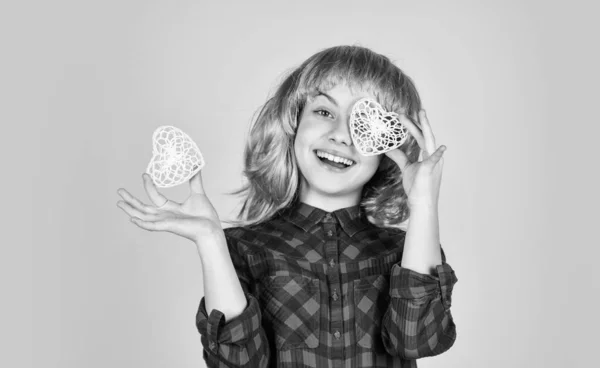 El corazón es símbolo del amor. chico en estado de ánimo romántico. un niño de fiesta. niña pequeña peluca azul sostienen corazón decorativo. Feliz día de San Valentín. Bonito regalo de San Valentín. presente compras para vacaciones — Foto de Stock