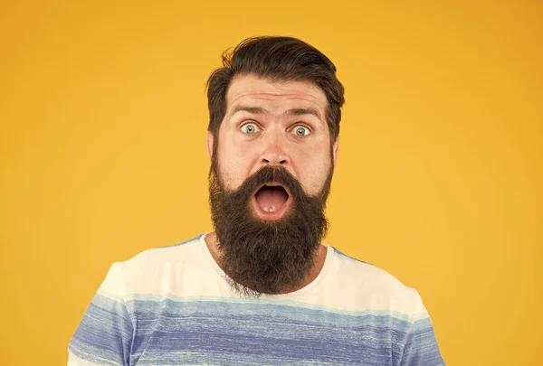 Ena! Uma verdadeira surpresa. Homem barba elegante fundo amarelo barba. Dicas de barbeiro. Barba e bigode. Estilo Hipster. Moda barba. Serviços de barbeiro. Salão de cabeleireiro. Bigode chique. Retrato masculino — Fotografia de Stock