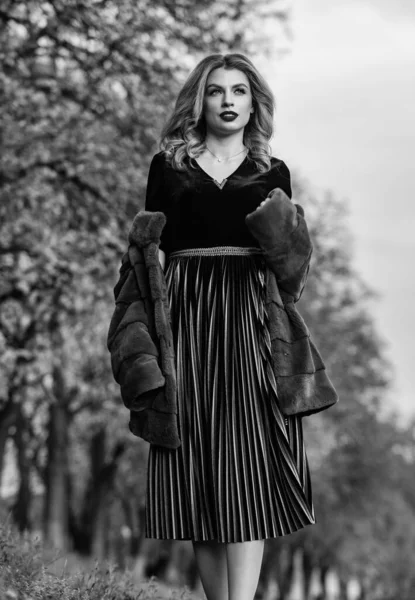 Elegancka dziewczyna spacer w jesiennym parku. Piękno i moda. Kobieta nosi futro. modny zimowy wygląd. Nie ma kompromisu w kwestii komfortu. Sztuczne futro jest podatne na zrzucanie. sztuczne futro renomowanej marki — Zdjęcie stockowe