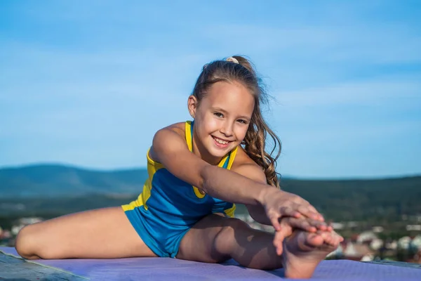Boldog gyerek sport edzés ruhák edzés szabadban, nyújtás — Stock Fotó
