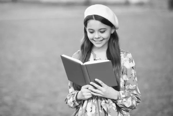 Dziewczyna student czytanie książki na zewnątrz, szkoła dobrych manier koncepcja — Zdjęcie stockowe