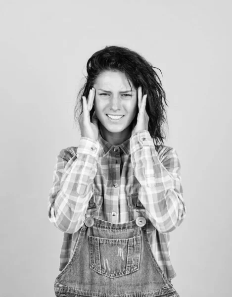 Überlastung. Frau mit Kopfschmerzen. Mädchen in kariertem Hemd und Jeans. casual fashion style. Sie hat schreckliche Schmerzen im Kopf. negative menschliche Emotionen. Gestresstes Weibchen hat Migräne — Stockfoto