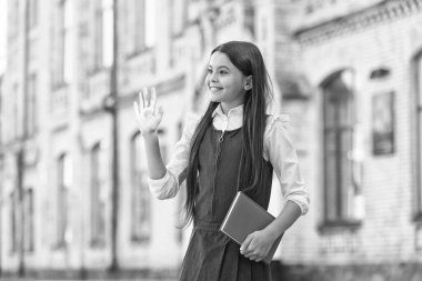 Çak bir beşlik. Mutlu çocuk okula geri döndü. Bilgi toplama günü. Küçük çocuk kitabı. 1 Eylül. Okul kütüphanesi. İlkokul eğitimi. Genel bilgi. Beynini bilgiyle besle.
