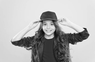 İçindeki hippiyi bul. Küçük mutlu hippi sarı kapaklı arka plan. Küçük çocuğun modaya uygun görünüşü. Sıradan bir tarzı var. Moda kıyafet ve aksesuar. Çocuklar giyer. Havalı ve şık