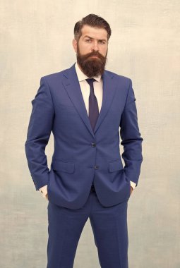 Başarılı liderin şık görünüşü yakışıklı adam, erkek giyim mağazası konsepti.