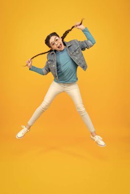 Başarılı liseli kız. Aktif yaşam tarzı ve hareketleri. Dans ederken eğleniyorum. Vücudunu hareket ettir. Dayanıklılık. Sonbahar ve bahar alışveriş satışları. Mutlu çocuk mutlulukla zıplıyor. tatil zamanı.