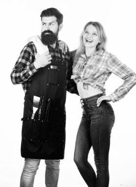 Sağlıklı yemek yapmak. Aile hafta sonu. Piknik barbeküsü. Yemek tarifi. Birbirine aşık çiftler mutfak gereçlerini tutarlar. Sakallı hippi ve kız. Hazırlık ve aşçılık. Açık havada et kızartmak için araçlar