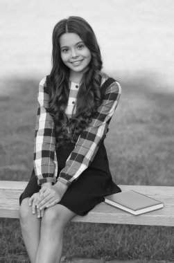 Eğitim yoluyla dünyayı değiştirmek. Mutlu çocuk parkta bankta oturur. Okula dönelim. Moda üniforması ve okul kıyafeti. Resmi eğitim. Bilgi toplama günü. 1 Eylül. Yaşamın yollarını öğreniyorum.