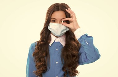 Solunum maskeli çocuk Coronavirus covid-19 salgını ve bağışıklık sisteminin yayılmasını engelleyen haplarla