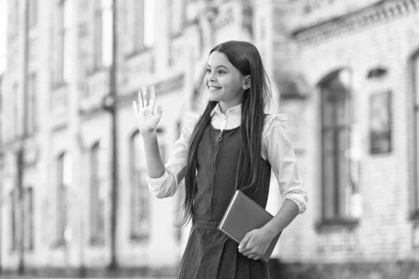 Przybij piątkę. Szczęśliwy dzieciak wrócił do szkoły. Dzień wiedzy. Mała książeczka czekowa. 1 września. Biblioteka szkolna. Szkoła podstawowa. Ogólna wiedza. Nakarm swój mózg wiedzą — Zdjęcie stockowe