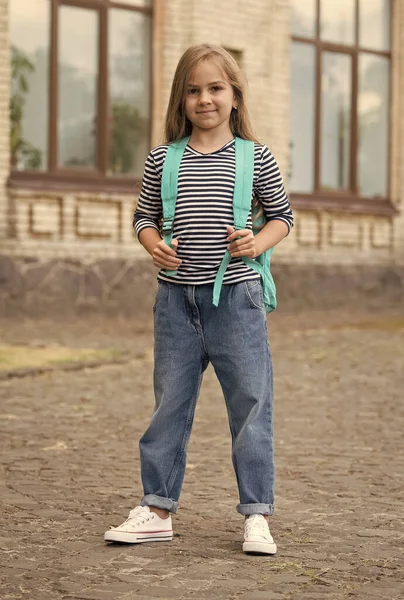 Bedårande liten unge i avslappnad mode stil bära resor ryggsäck urban utomhus, reser — Stockfoto