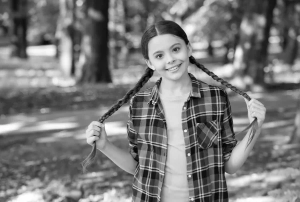 Κορίτσι προσκοπάκι χαριτωμένο πλεξούδες φορούν καρό ρούχα φόντο φύση, έννοια κάμπινγκ — Φωτογραφία Αρχείου