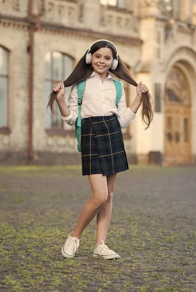 Gelukkig zorgeloos meisje kind terug naar school luisteren muziek, veel plezier concept — Stockfoto