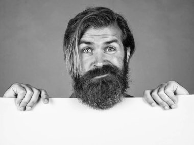 Bundan hoşlanmadım. Olgun sakallı erkek. Duyurunuzu bu pankarta koyun. Üzgün adam işinin reklamını yapıyor. Pazarlama tasarımın için. Terfi ve yaratıcılık için bir yer. Boşluk kağıdını kopyala