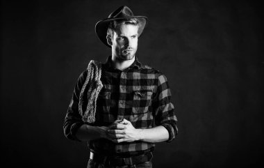 Lasso, rodeo yarışmaları kullanırdı. Şapka tutan adam. Amerikan kovboyunun kementi. Kementle bağlanabilir ya da paketlenebilir. Acımasız ve kendinden emin. Batı hayatı. Erkek traşsız kovboy arka planı