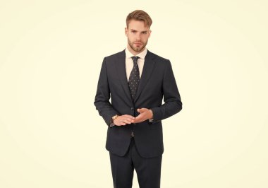 Beyaz takım elbiseli yakışıklı, kendine güvenen iş adamı, CEO 'su.