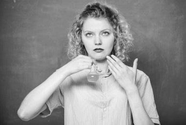 Koku örneği. Kimya araştırma sonuçları. Beherli öğrenci. Biyoloji deneyi. Örnek formül Kimyasal şişeyi sıvı ile tutan bir kız. Okulun laboratuvarındaki bilim adamı. Okul dersi. DNA araştırması