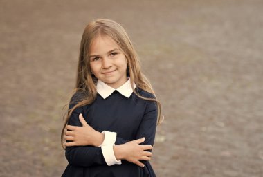 İçi dışına çıkmış gibi. Küçük çocuk dışarıda üniforma giyiyor. Okula geri dönüş görünüşü. Okul modası. Güzellik bakışı. Kızlar düşüş stili. Erken çocukluk eğitimi. Güzel ve kendinden emin, kopyalama alanı