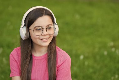 Yaz melodisi dinleyen kablosuz kulaklıklar doğa arka planı, kaygısız anlar konsepti