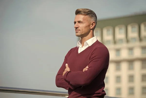 Om in gedachten te zijn. kalme en zelfverzekerde man die wegkijkt. Knappe sexy man buiten. modern levensconcept. Een volwassen man heeft stijlvol haar. mannelijke verzorging en mode. Vrijgezel — Stockfoto