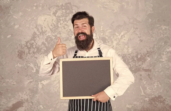 Άνδρας όμορφος φιλόξενος σερβιτόρος εστιατόριο με μαυροπίνακα αντίγραφο χώρου, προτείνουμε έννοια — Φωτογραφία Αρχείου