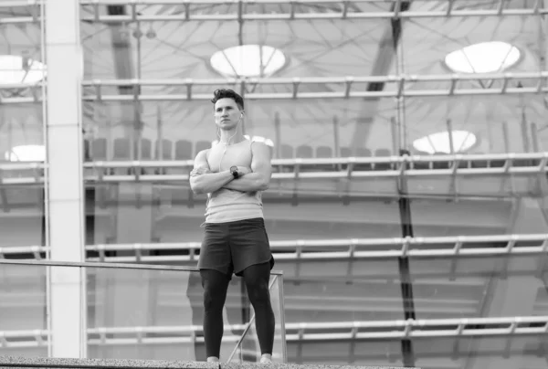 Hombre guapo en forma después de la sesión de entrenamiento, concepto de moda — Foto de Stock